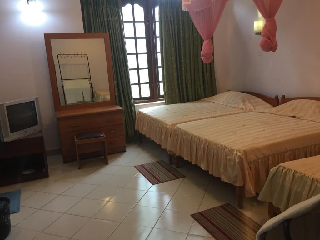 Hotel Shalini Anuradhapura Exterior photo