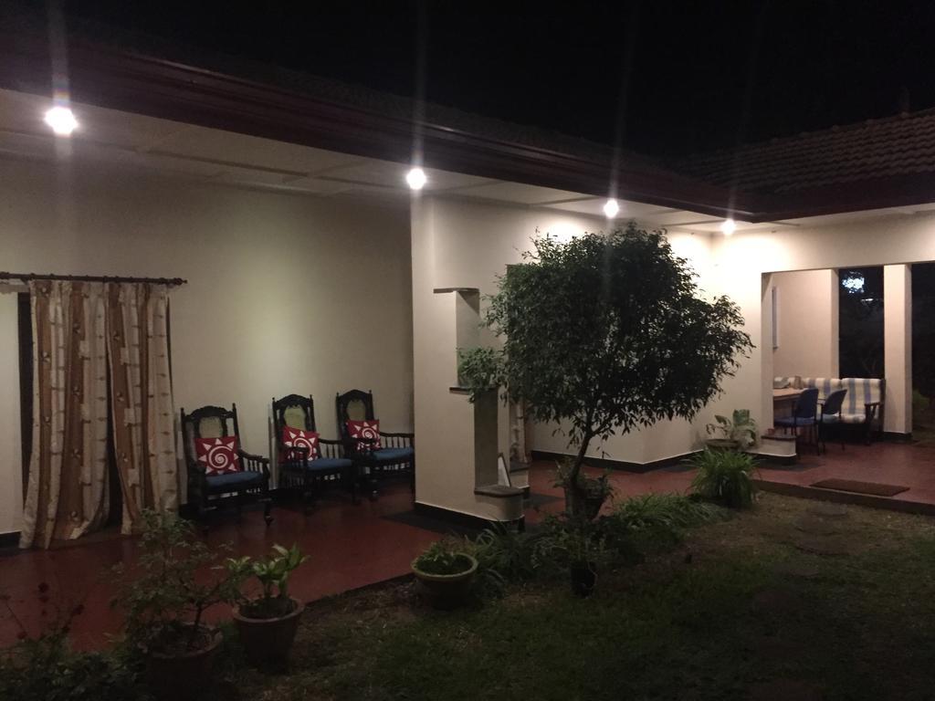 Hotel Shalini Anuradhapura Exterior photo